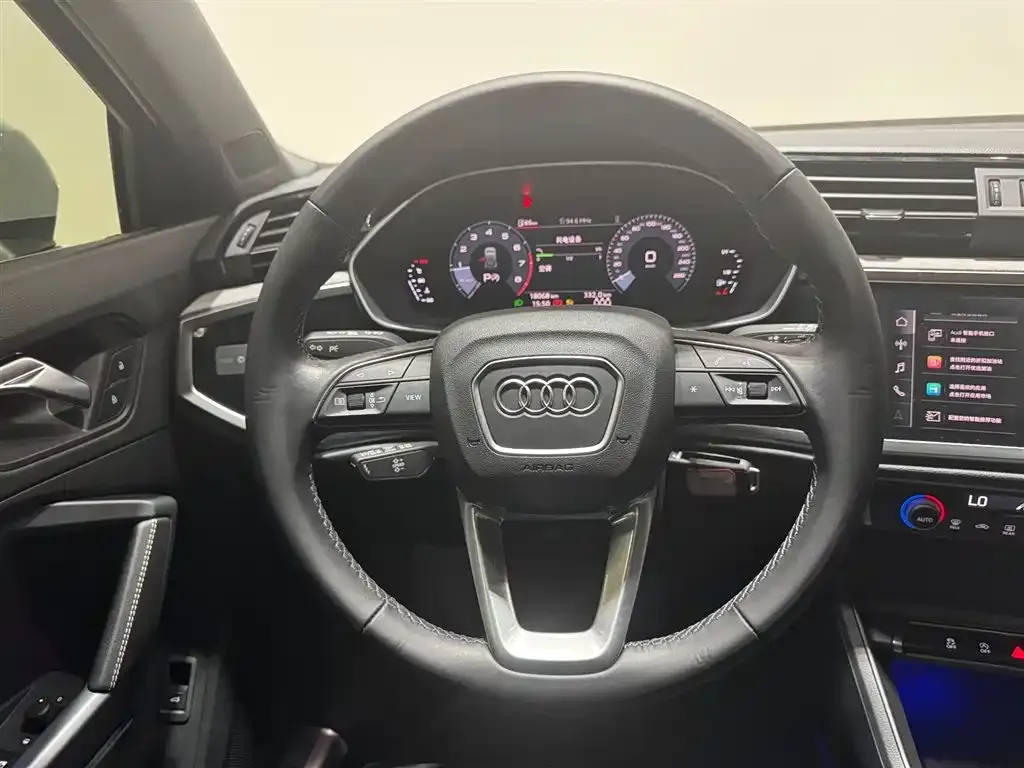 Audi Q3 — фото 10