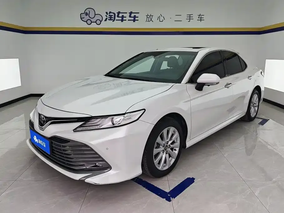 Toyota Camry — фото 1