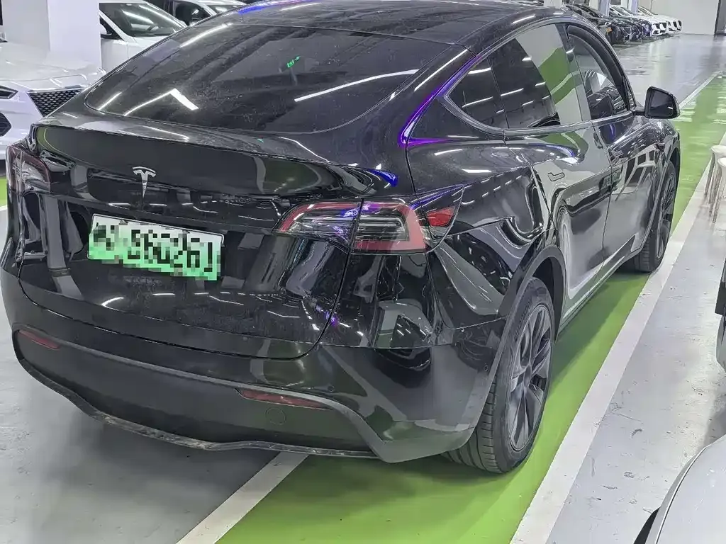 Tesla Model Y — фото 8