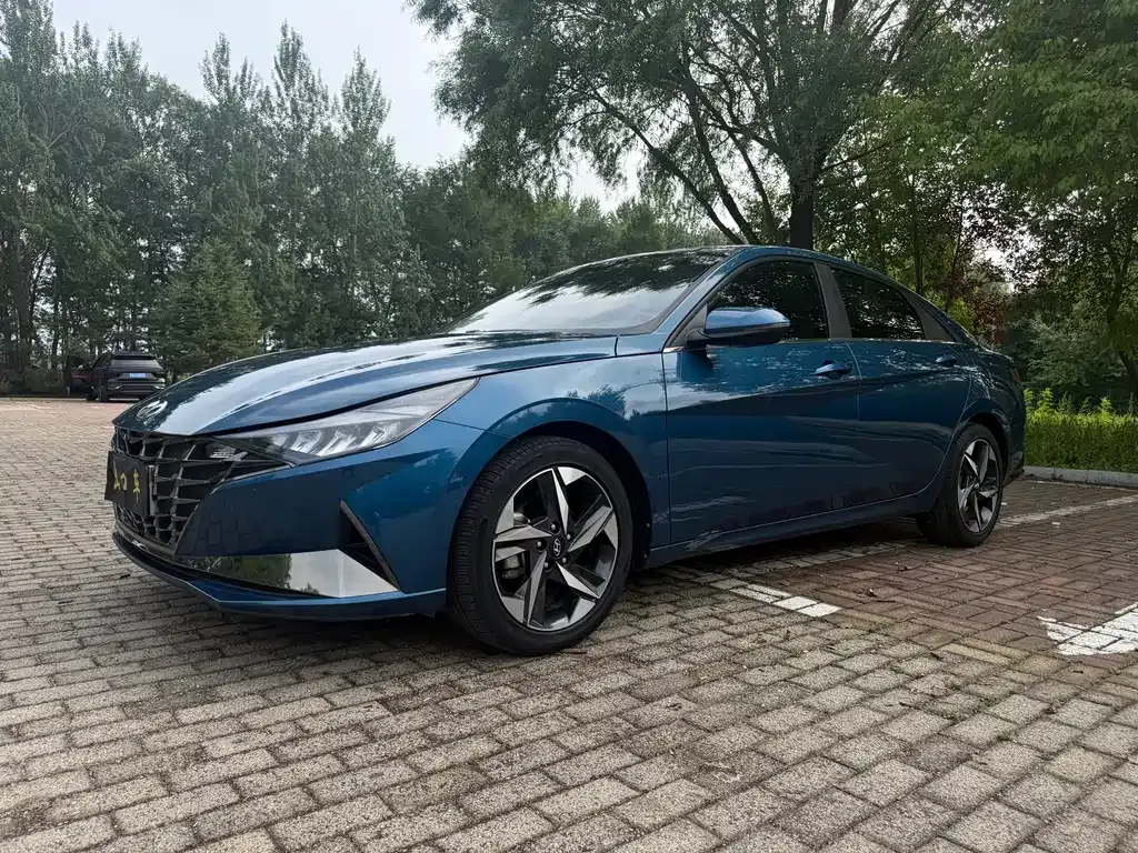 Hyundai Elantra — фото 1