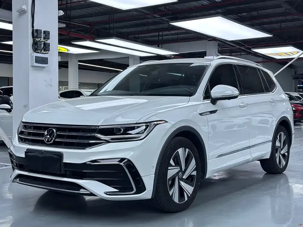 Volkswagen Tiguan L — фото 1