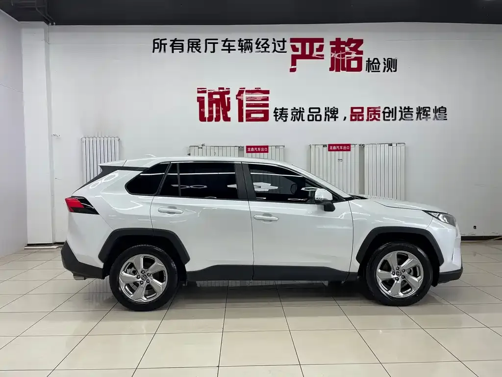 Toyota RAV4 — фото 10