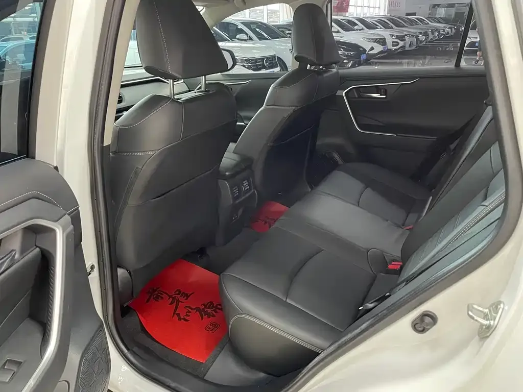 Toyota RAV4 — фото 4