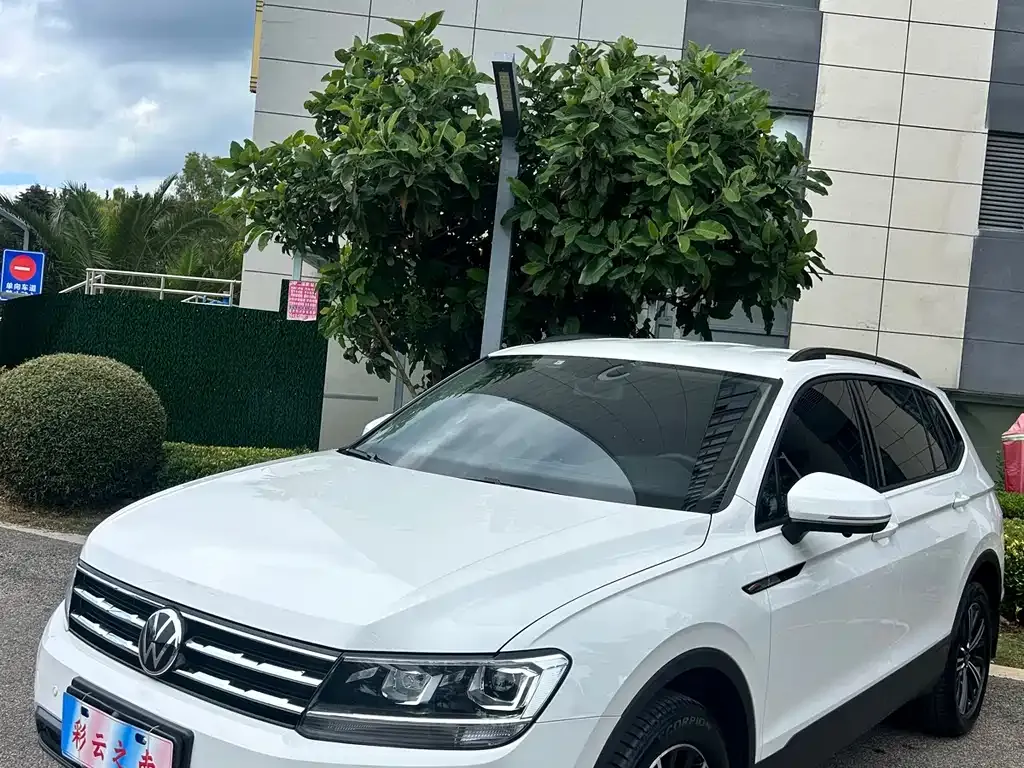 Volkswagen Tiguan L — фото 1