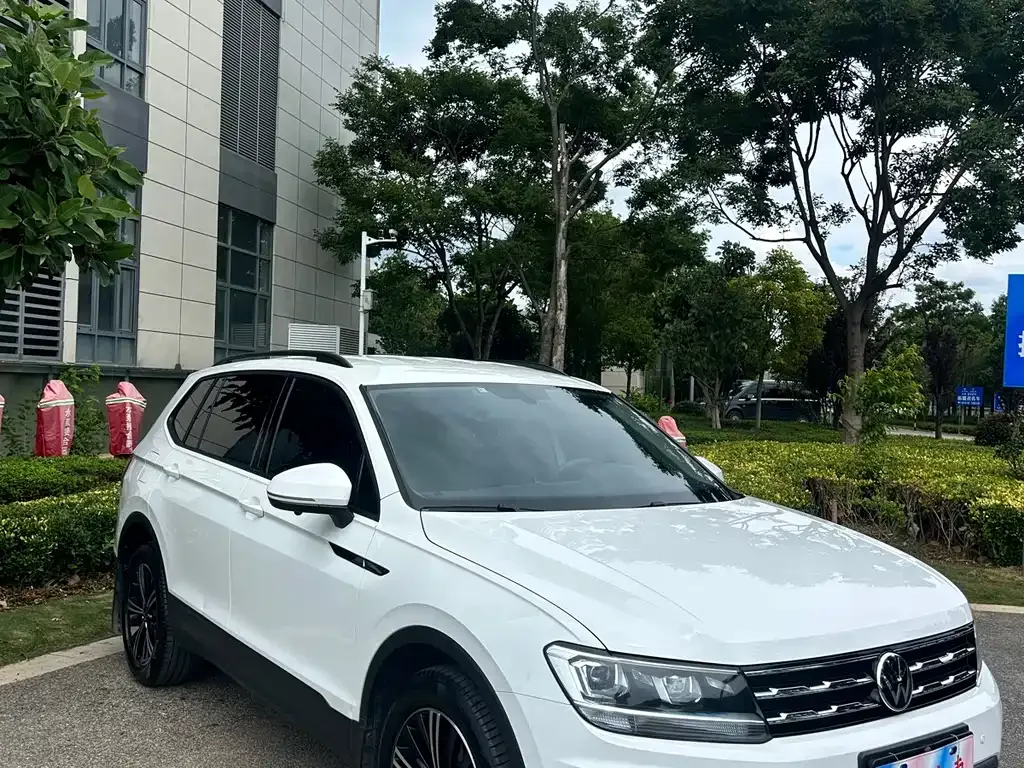 Volkswagen Tiguan L — фото 7