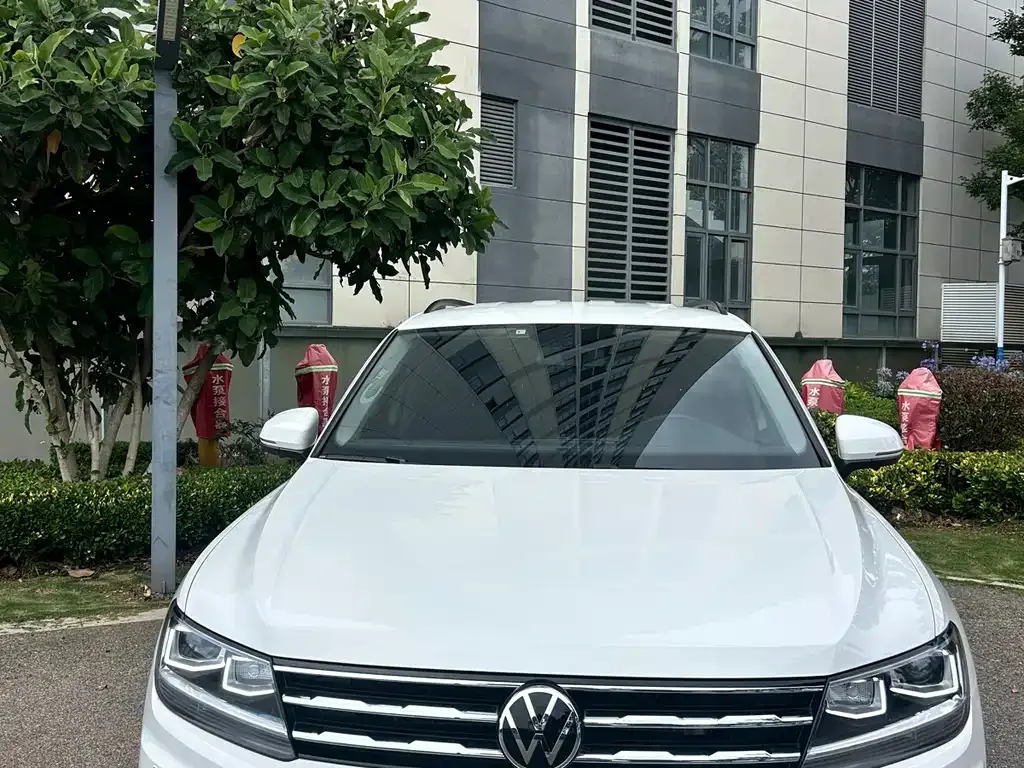 Volkswagen Tiguan L — фото 8