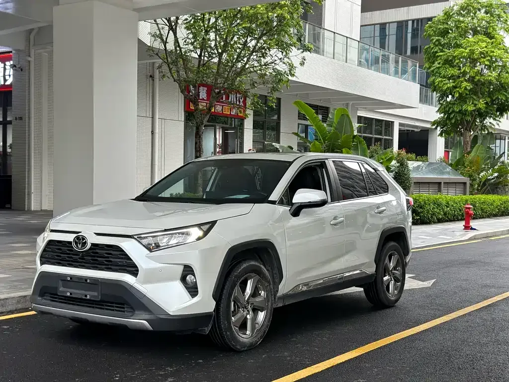Toyota RAV4 — фото 1