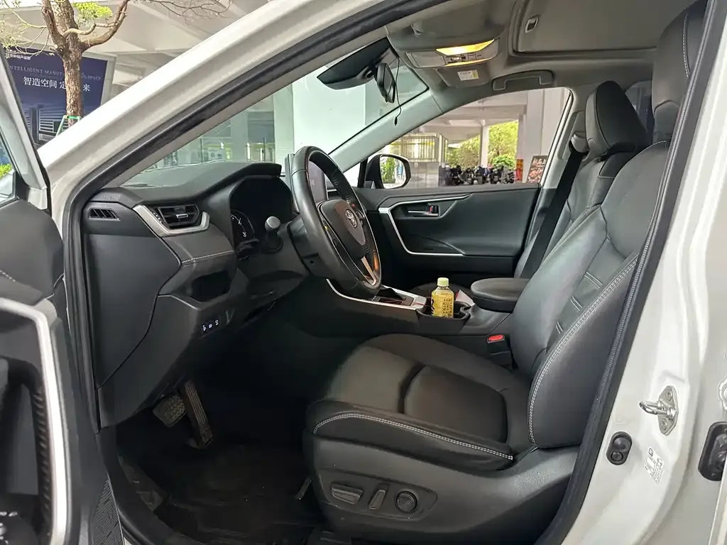 Toyota RAV4 — фото 4
