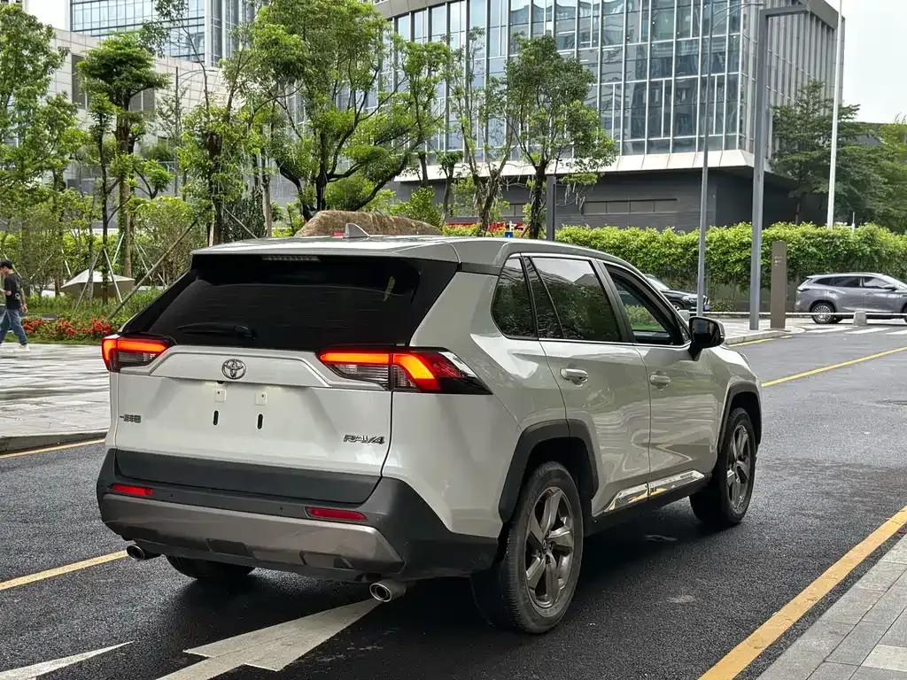 Toyota RAV4 — фото 8