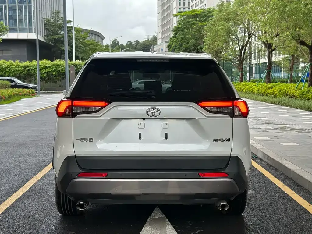Toyota RAV4 — фото 7