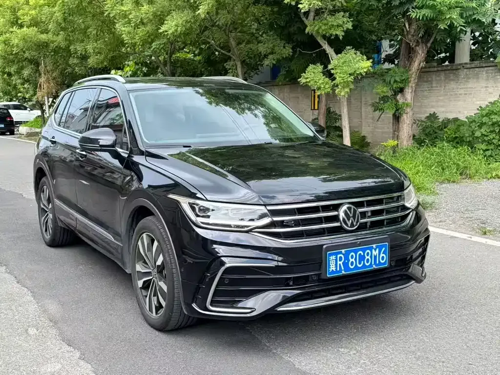 Volkswagen Tiguan L — фото 1