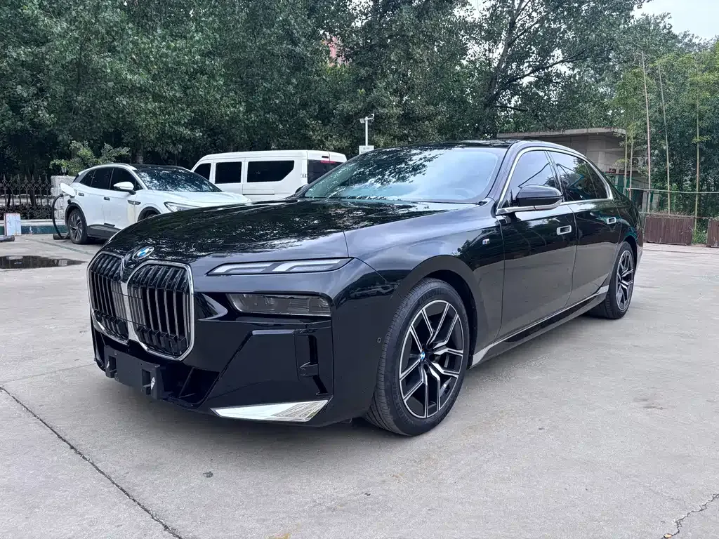 BMW 7 Series — фото 1