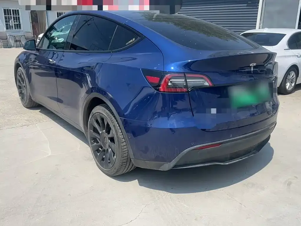 Tesla Model Y — фото 10