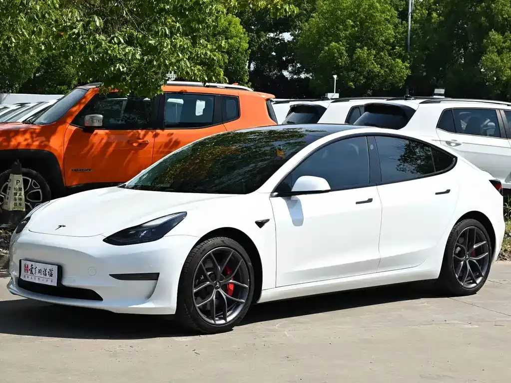 Tesla Model 3 — фото 1