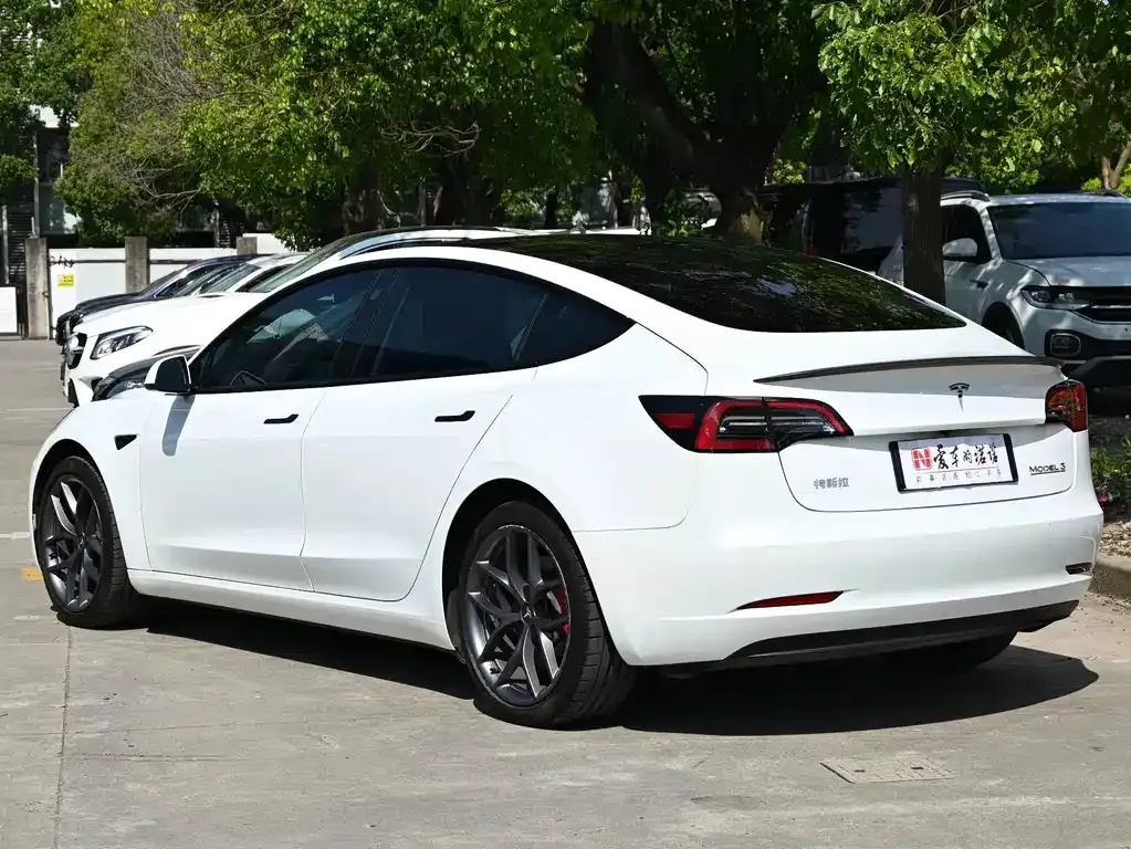 Tesla Model 3 — фото 8