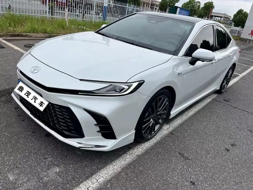 Toyota Camry — фото 1