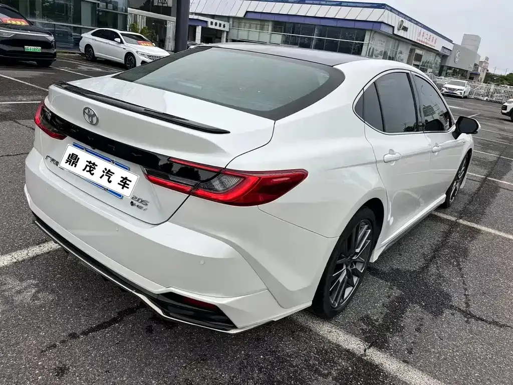 Toyota Camry — фото 9