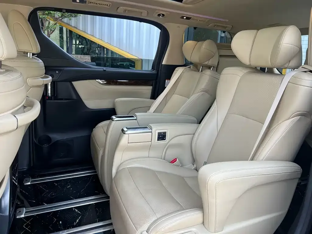 Toyota Alphard — фото 4