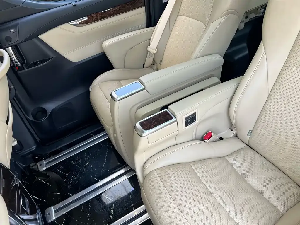 Toyota Alphard — фото 7