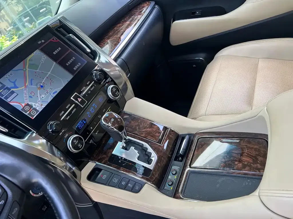 Toyota Alphard — фото 2