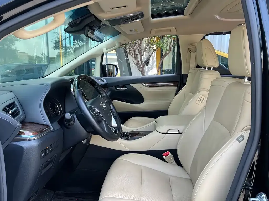 Toyota Alphard — фото 3