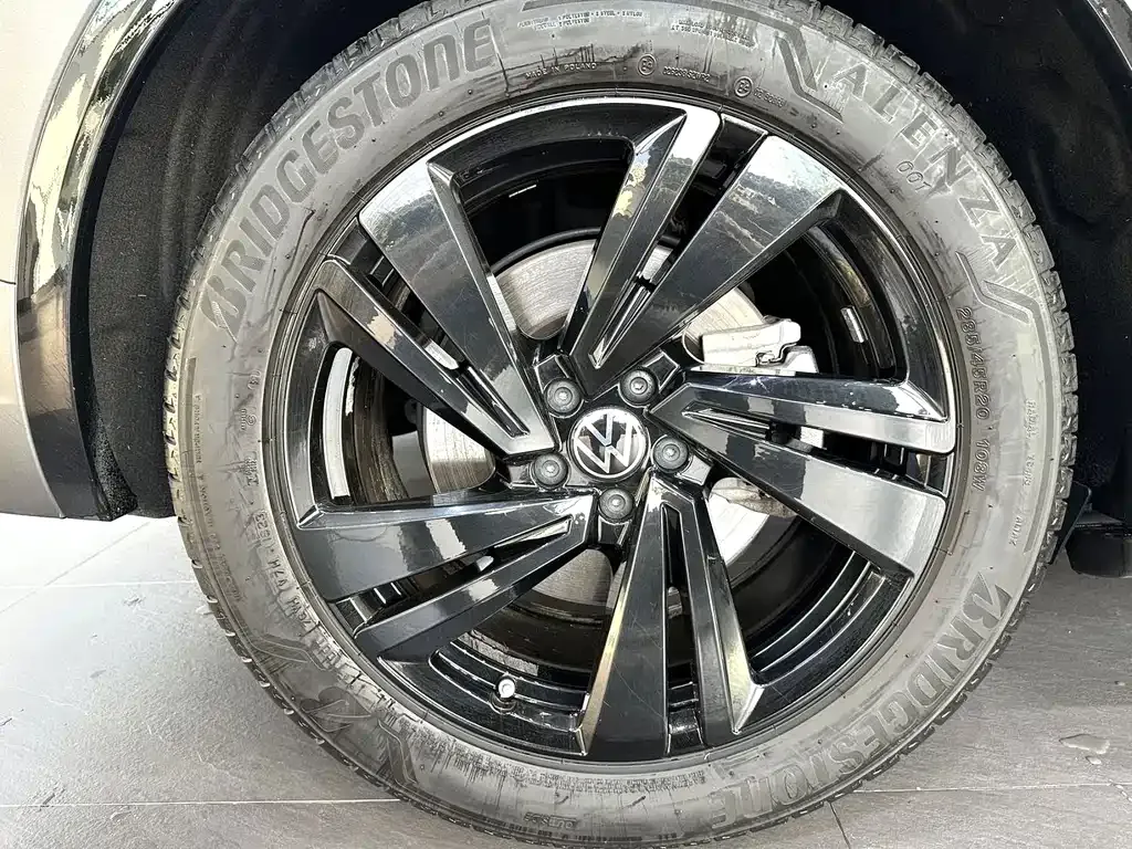 Volkswagen Touareg — фото 8