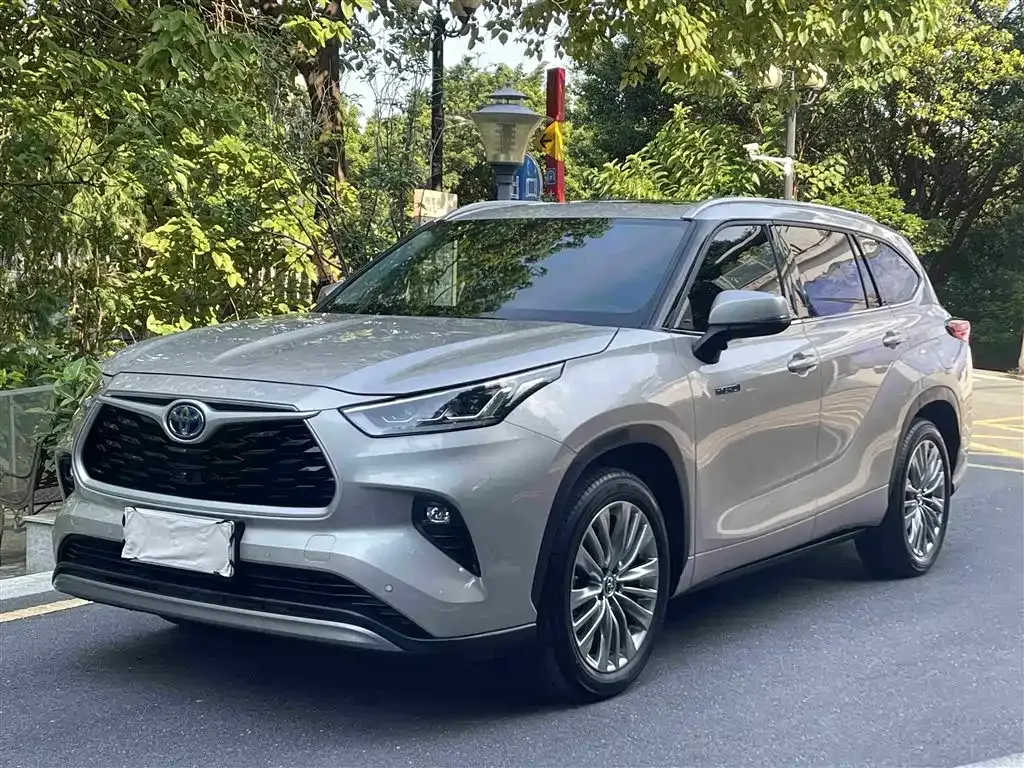 Toyota Highlander — фото 1