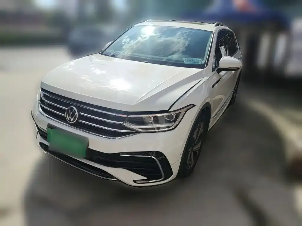 Volkswagen Tiguan L — фото 1