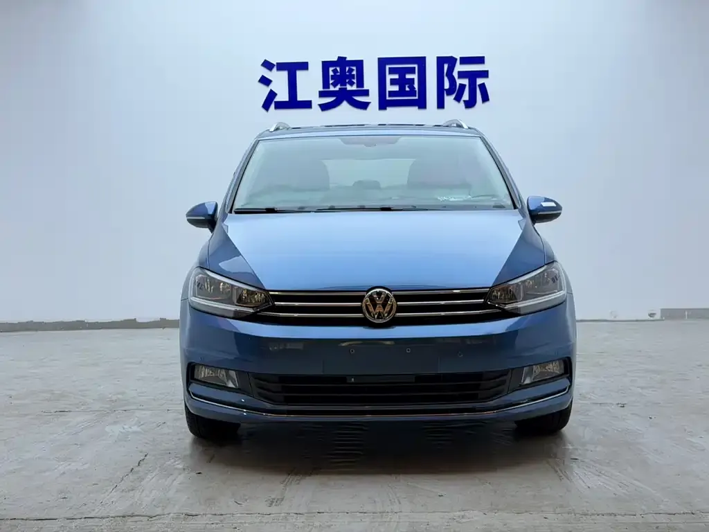 Volkswagen Touran 2023 из CN, фото 2