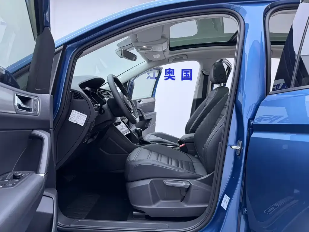 Volkswagen Touran 2023 из CN, фото 7