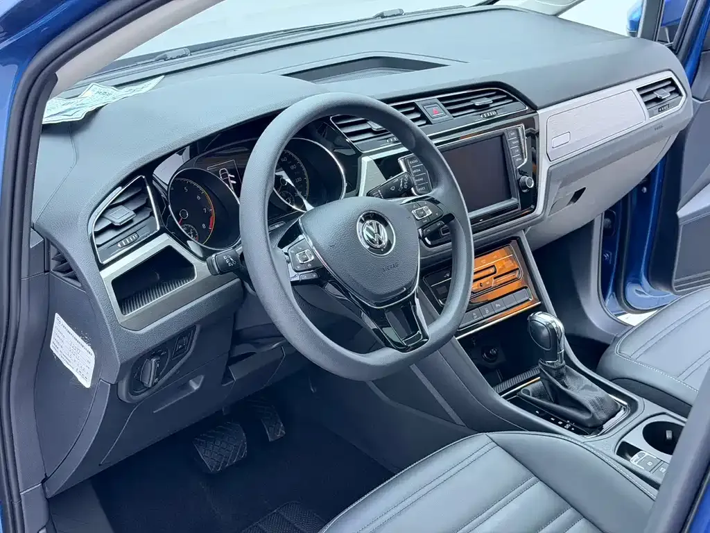Volkswagen Touran 2023 из CN, фото 10