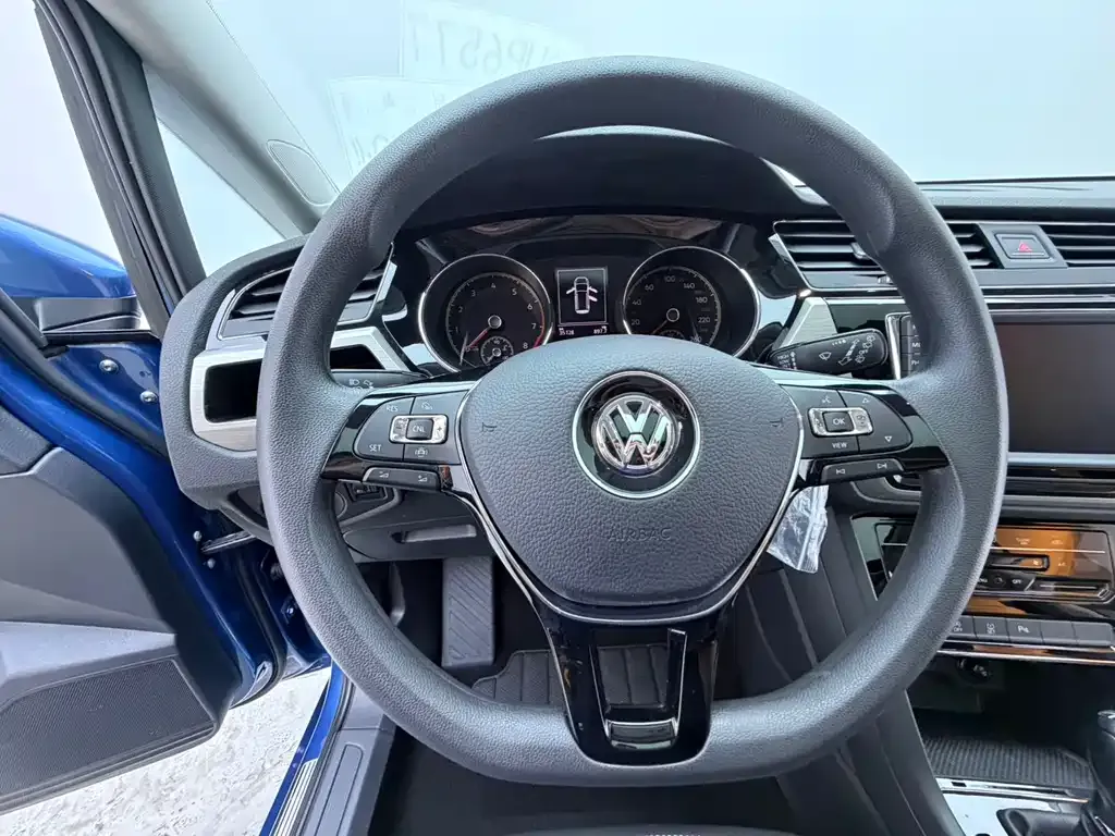 Volkswagen Touran 2023 из CN, фото 4