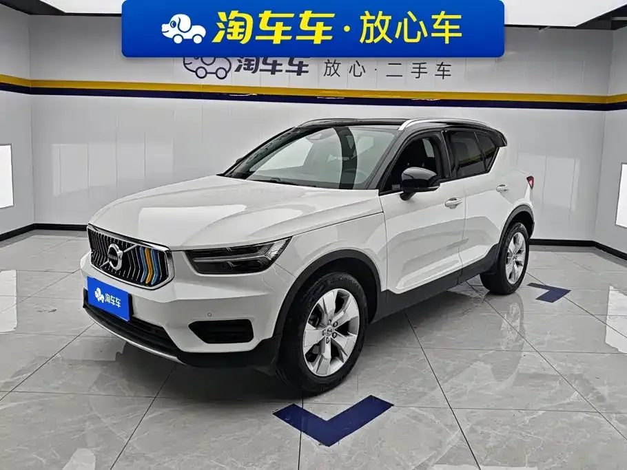 Volvo XC40 — фото 1