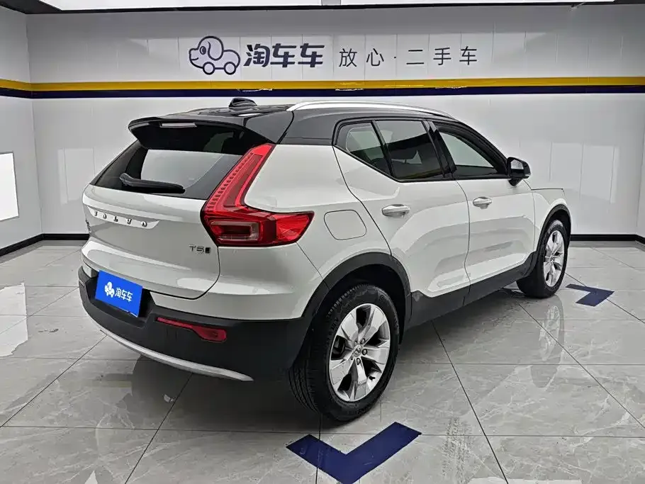 Volvo XC40 — фото 9