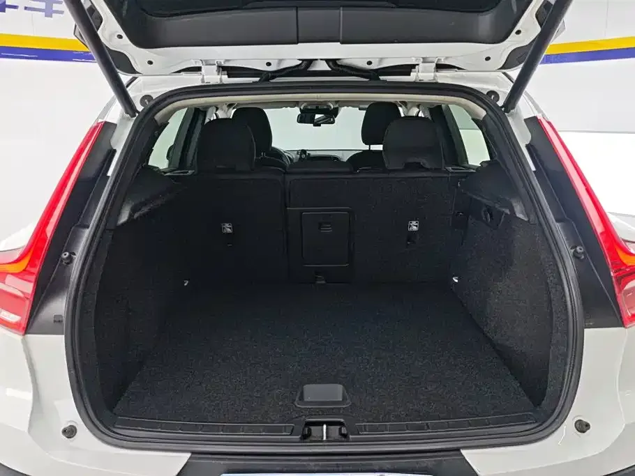 Volvo XC40 — фото 10