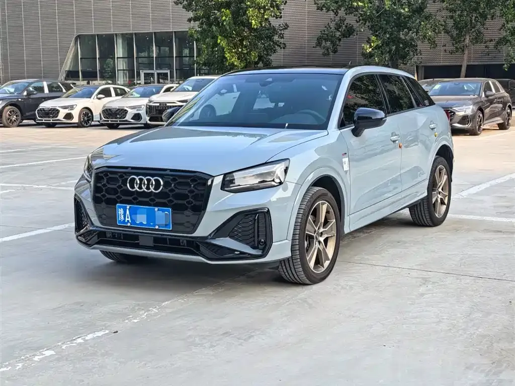 Audi Q2L — фото 1