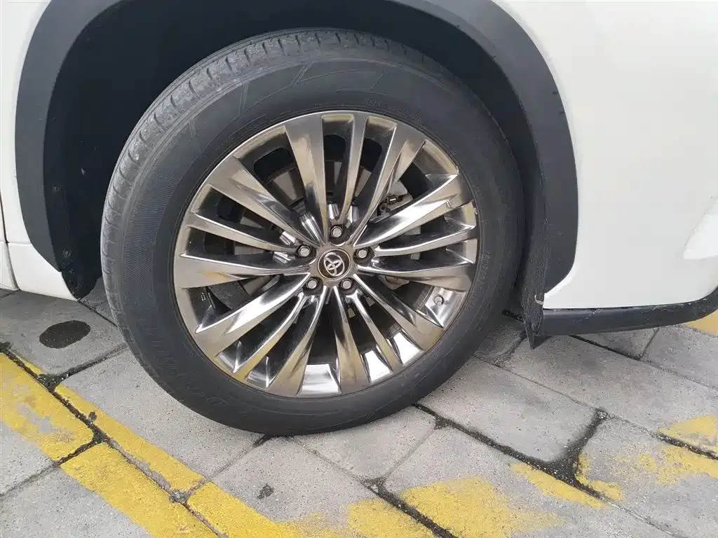 Toyota Highlander — фото 10