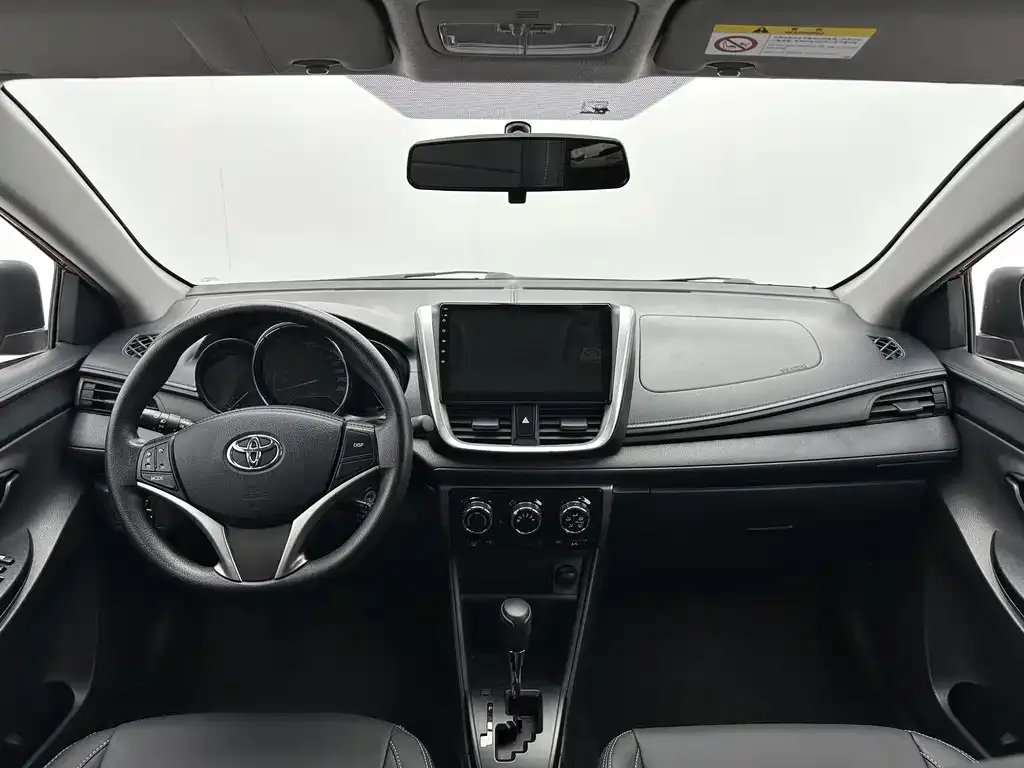 Toyota Yaris L — фото 10