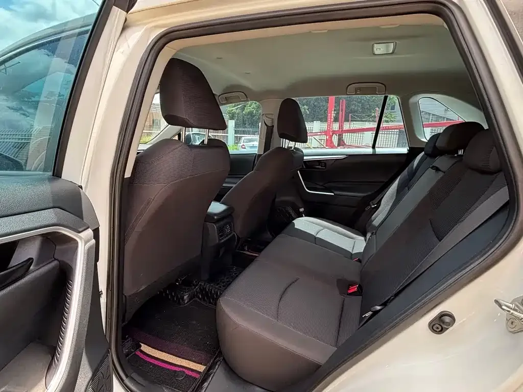 Toyota RAV4 2024 из CN, фото 2