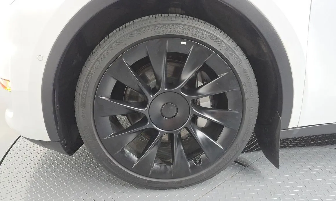 Tesla Model Y — фото 10