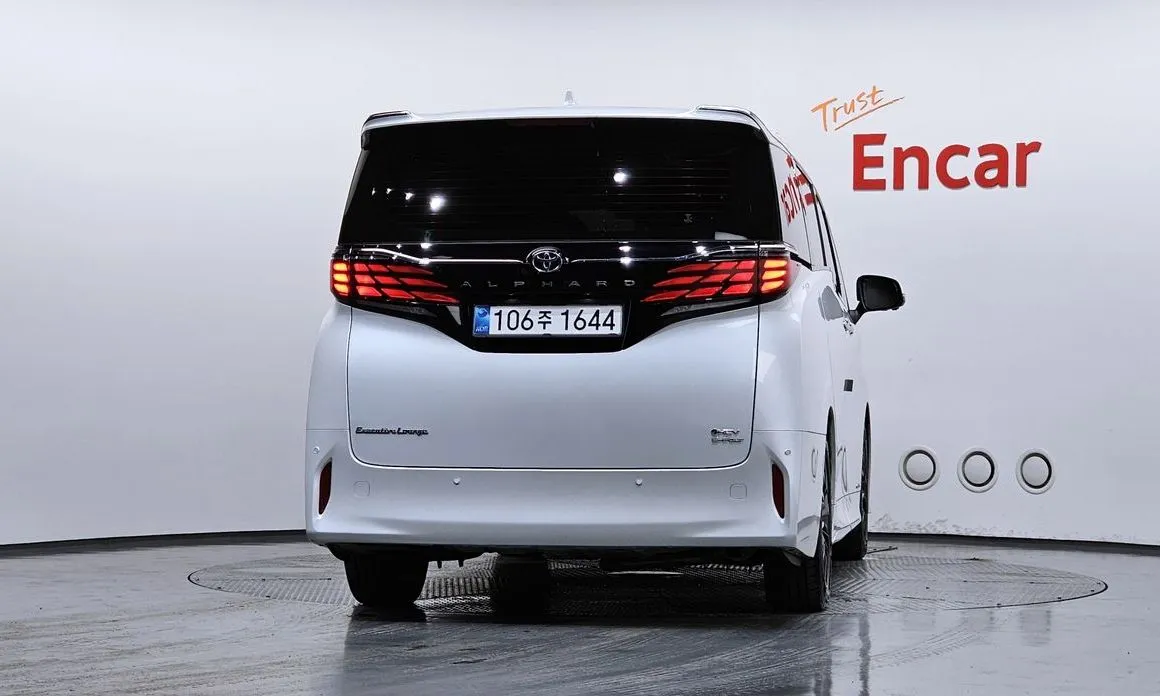 Toyota Alphard — фото 2