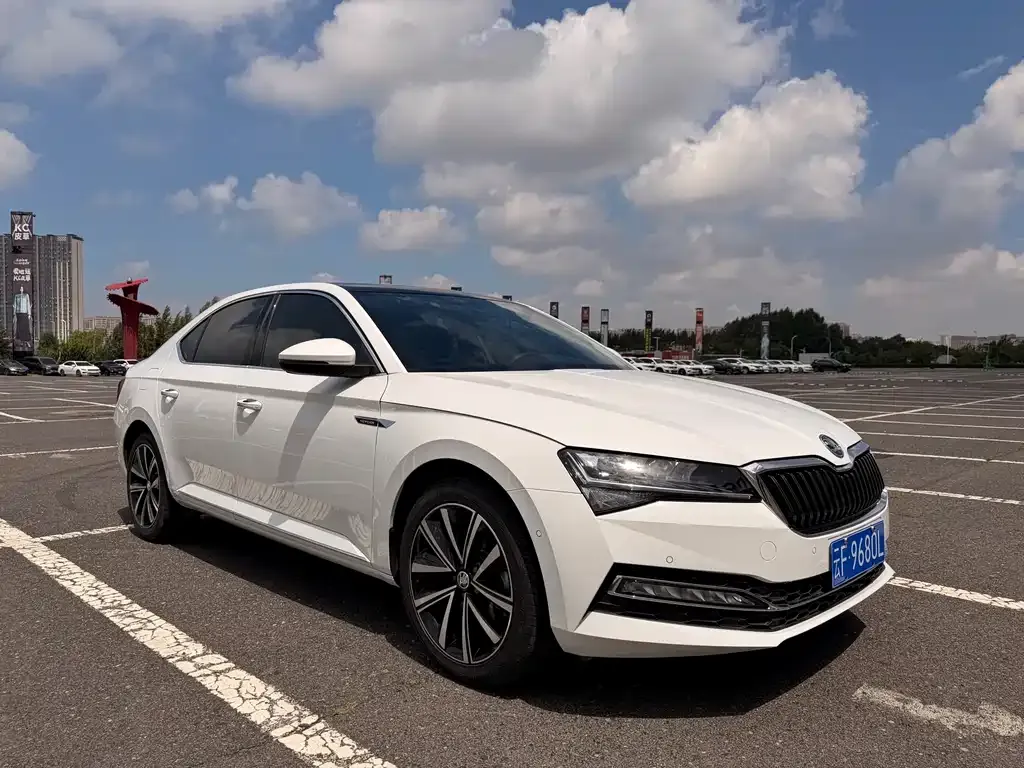 Skoda Superb — фото 10