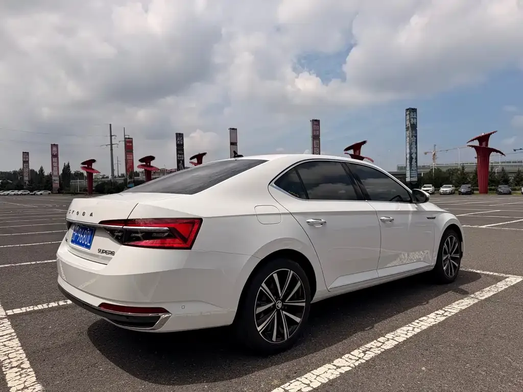 Skoda Superb — фото 8