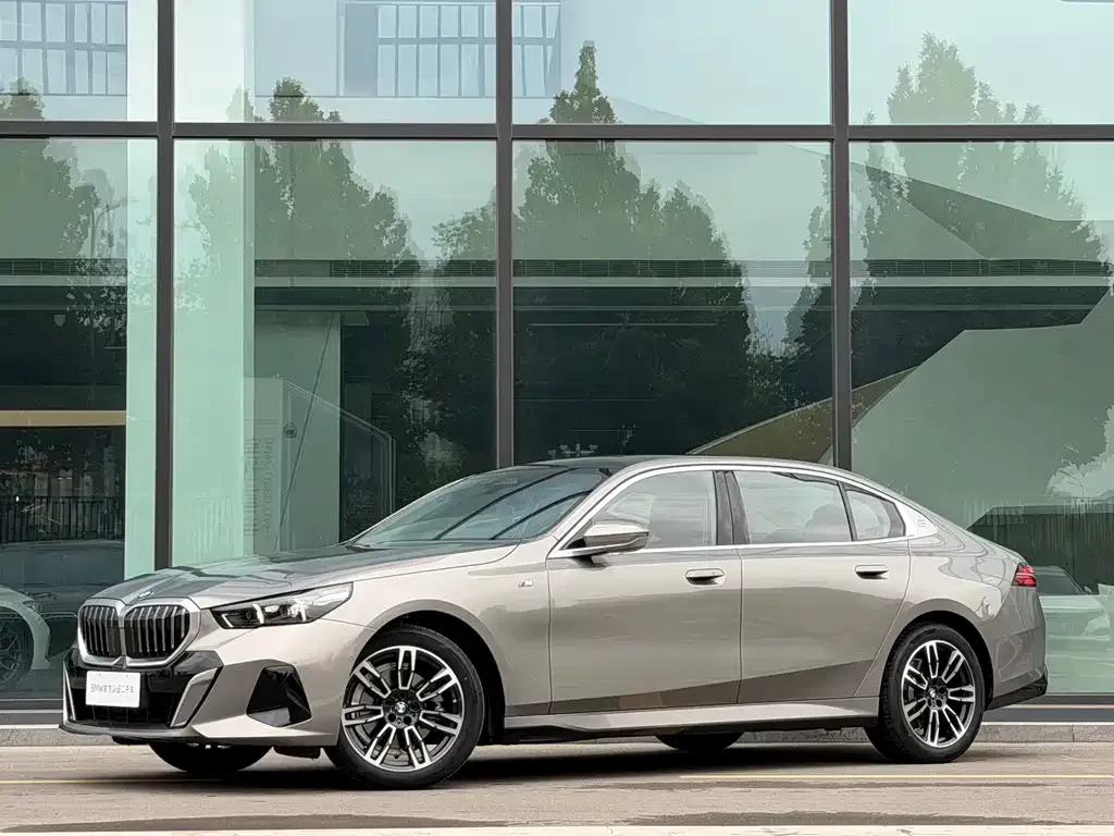 BMW 5 Series — фото 1