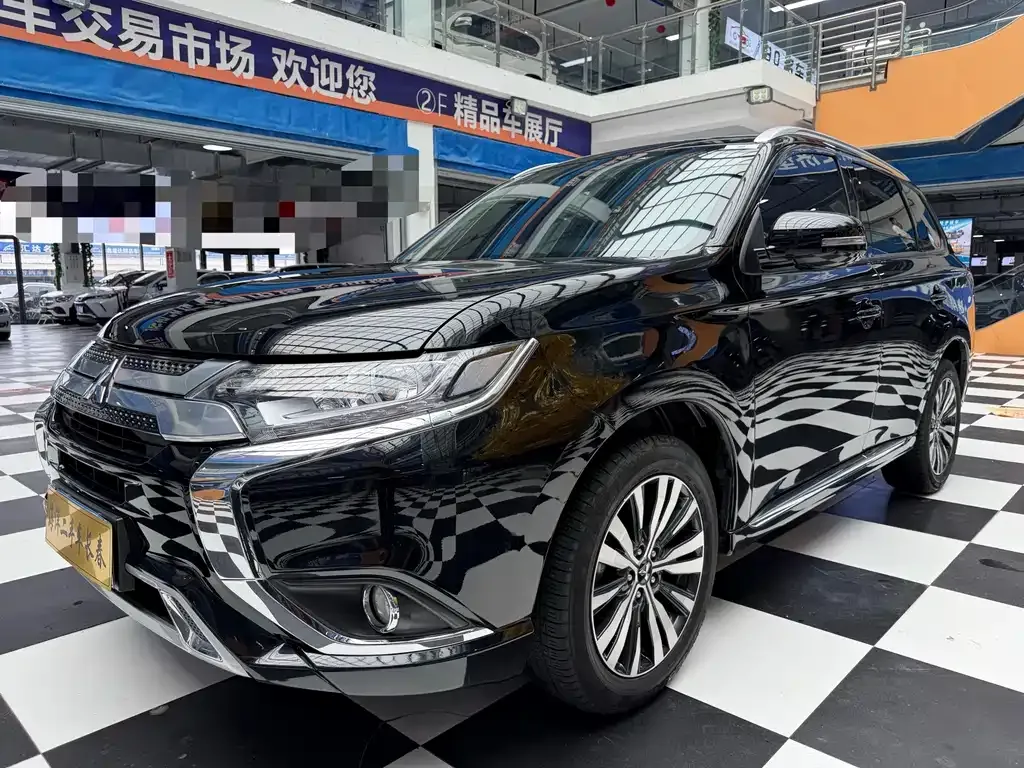 Mitsubishi Outlander — фото 1
