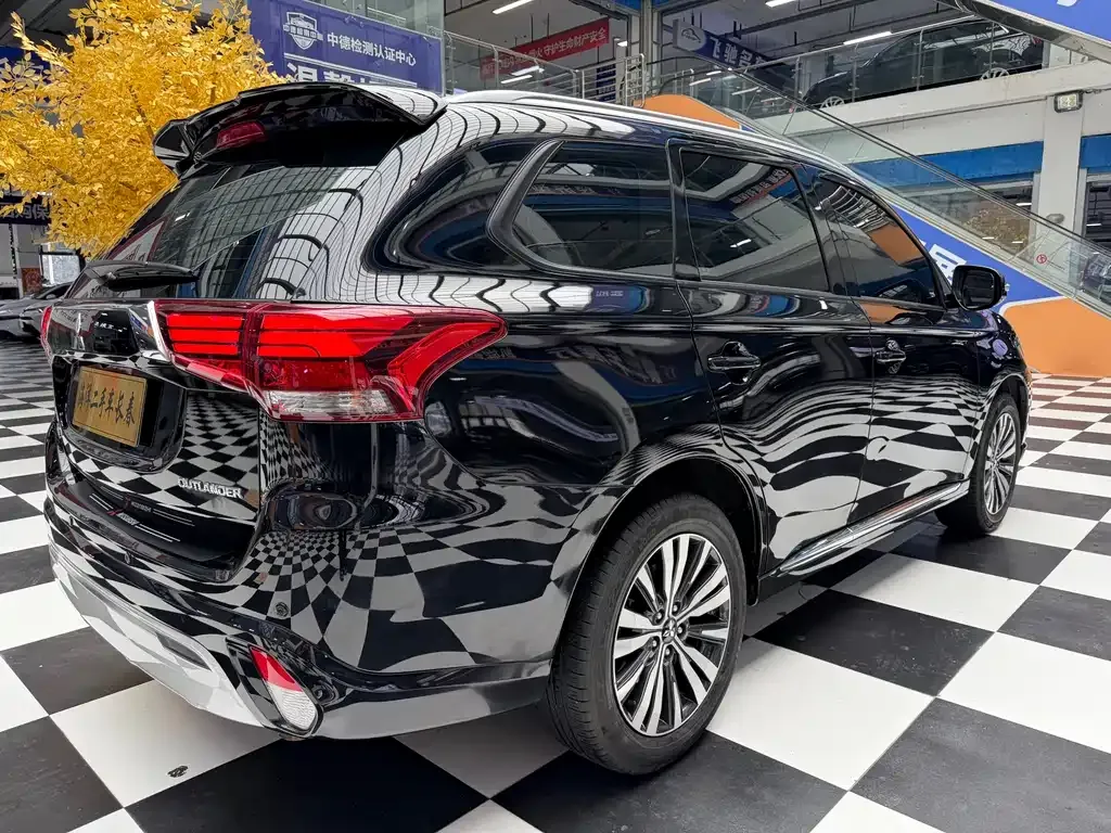 Mitsubishi Outlander — фото 9