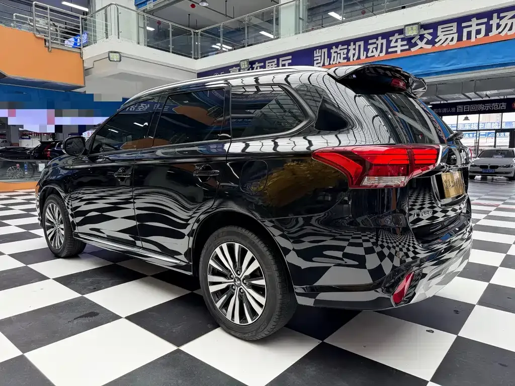 Mitsubishi Outlander — фото 10