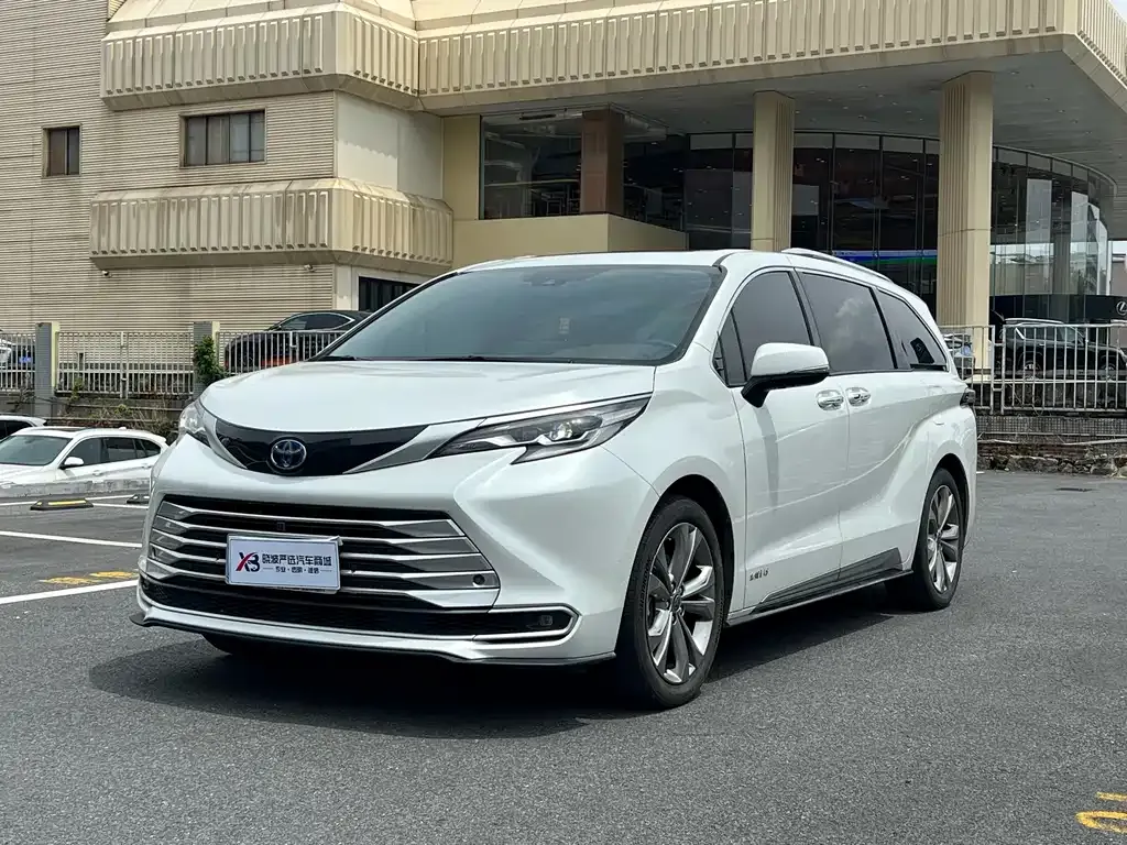 Toyota Sienna — фото 1