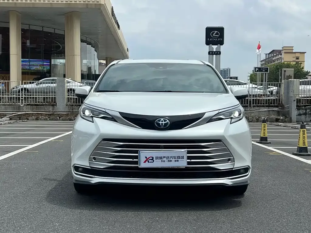 Toyota Sienna — фото 10