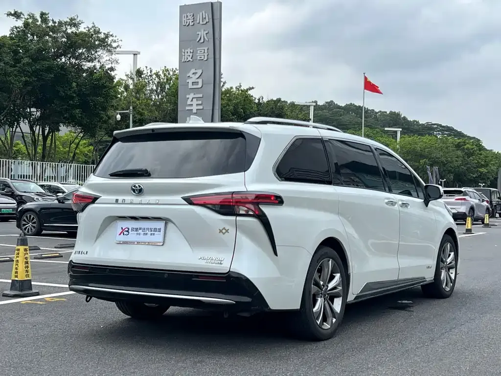 Toyota Sienna — фото 4